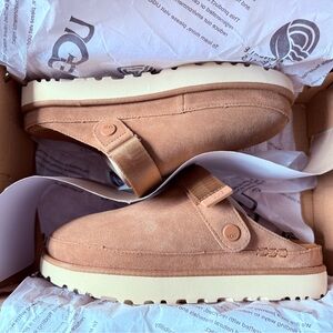 UGG Goldenstar Clog NEW IN BOX W/size 9 in color chestnut